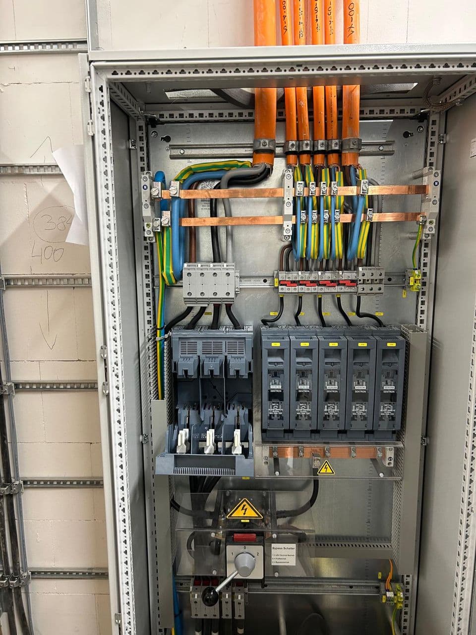 Batteriegestütztes zentrales Stromversorgungssystem