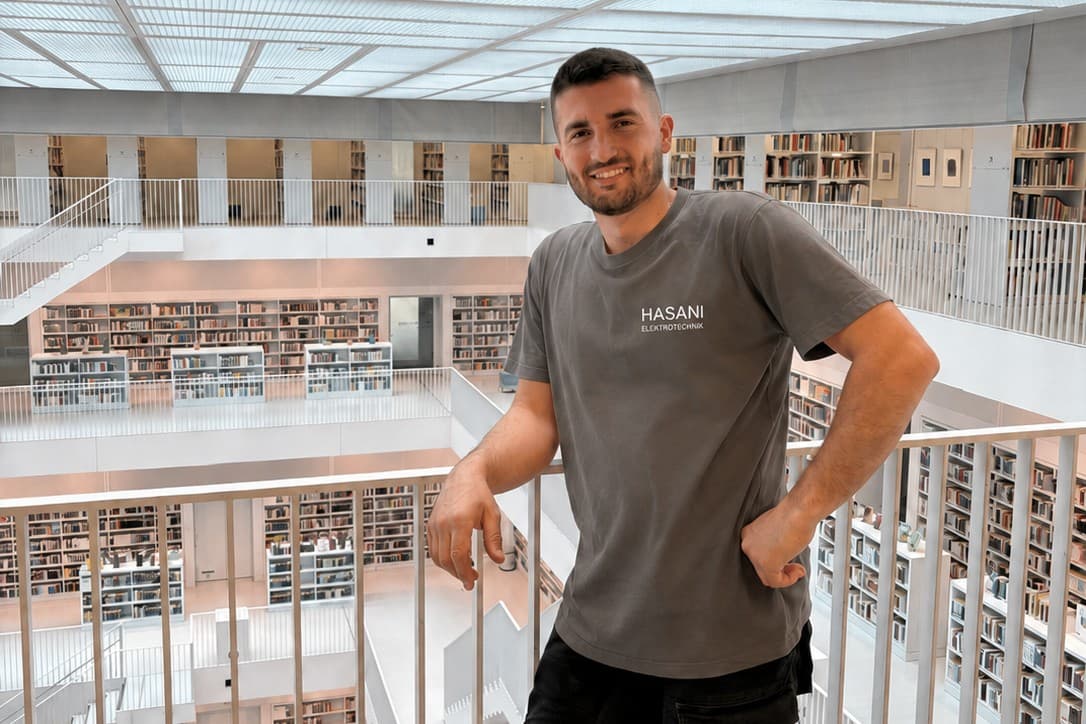 Mitarbeiter der Hasani Elektrotechnik GmbH im Firmen-T-Shirt